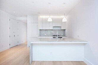15 W 61st St in New York, NY - Building Photo - Building Photo
