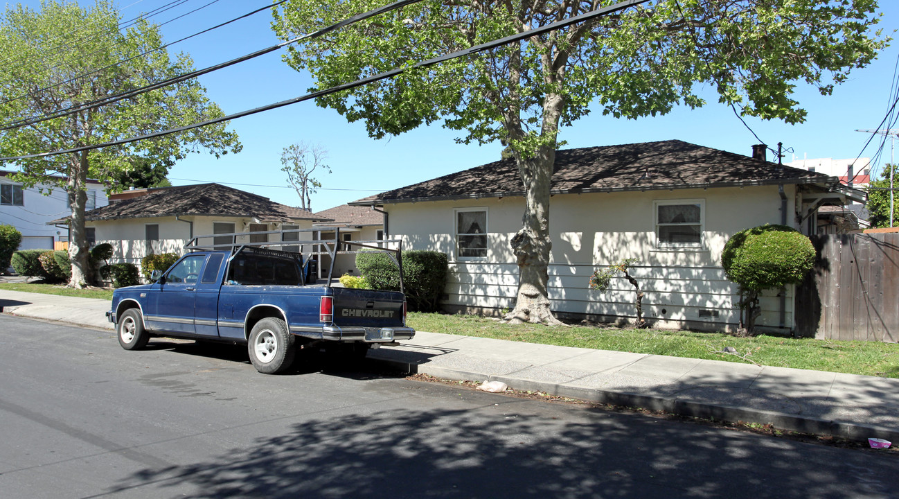 825-837 Adams St in Redwood City, CA - Building Photo