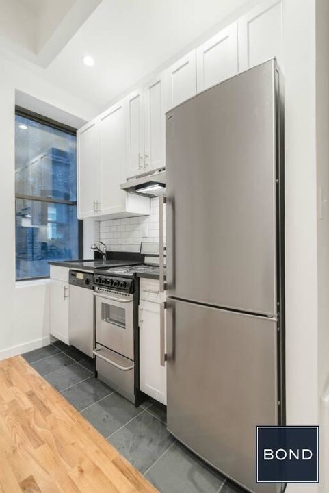 441 W 51st St in New York, NY - Building Photo