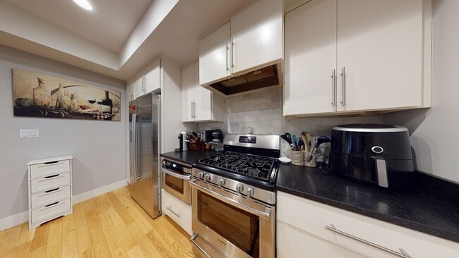 339 W Broadway, Unit 11 in Boston, MA - Foto de edificio - Building Photo