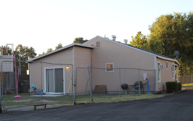 1564 Vermont Ave in West Sacramento, CA - Building Photo - Building Photo