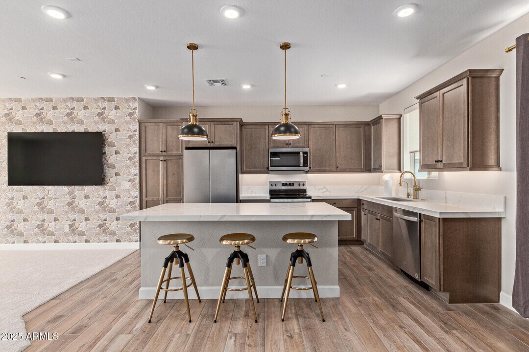 2121 W Sonoran Desert Dr in Phoenix, AZ - Building Photo