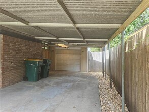 2221 N Thompson St in Conroe, TX - Building Photo - Building Photo