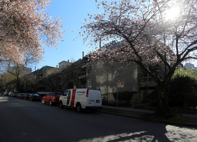 Pendrell Mews in Vancouver, BC - Building Photo - Building Photo