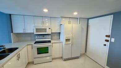 1351 NE Miami Gardens Dr in North Miami Beach, FL - Building Photo - Building Photo