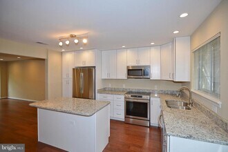 13107 Englishwood Ln in Fairfax, VA - Building Photo - Building Photo