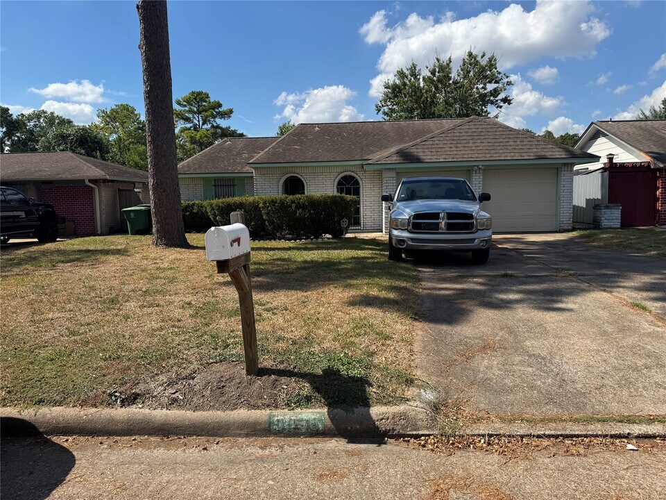 9835 Eblen Dr in Houston, TX - Building Photo