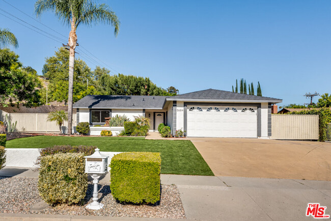 5684 Ruthwood Dr in Calabasas, CA - Foto de edificio - Building Photo