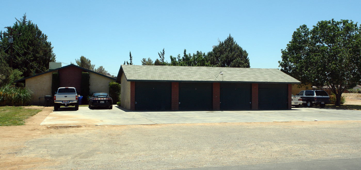 15741 Sago Rd in Apple Valley, CA - Foto de edificio