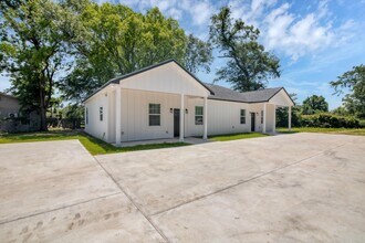 205 Charles St in Cleveland, TX - Building Photo - Building Photo