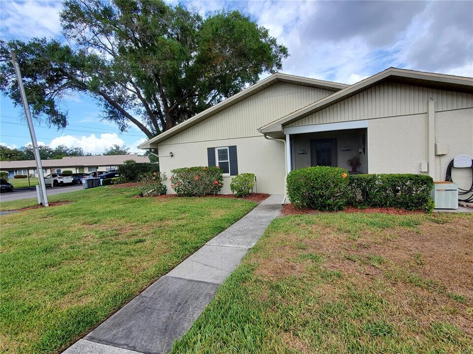 1905 Canterbury Ln in Sun City Center, FL - Building Photo