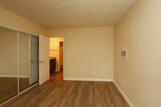 Glenwood Apartments in Reseda, CA - Building Photo - Interior Photo