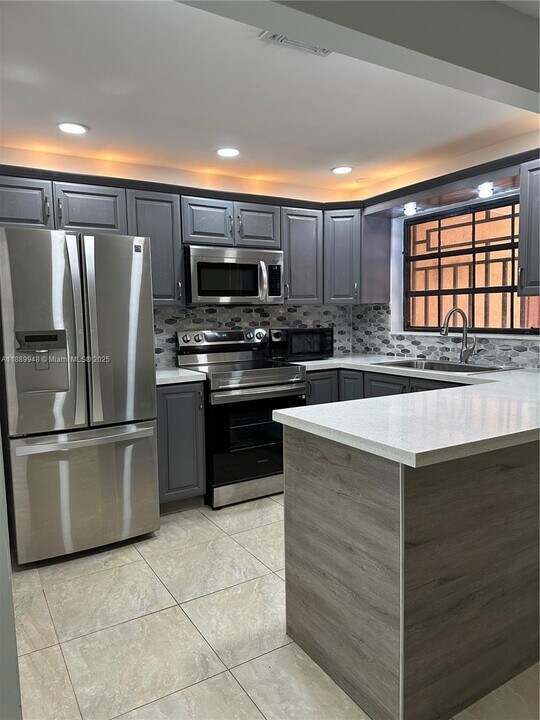 5912 SW 133rd Ct in Miami, FL - Foto de edificio