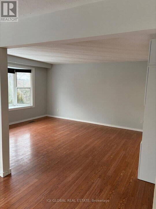 452 Elizabeth St in Oshawa, ON - Building Photo