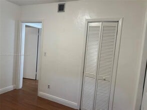 5225 SW 102nd Ave in Miami, FL - Building Photo - Building Photo