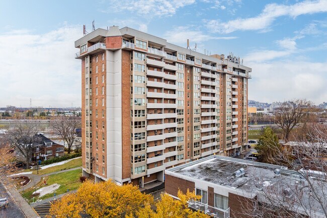Le Sans Soucy in St-Lambert, QC - Building Photo - Building Photo