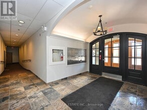 459 Kerr St in Oakville, ON - Building Photo - Building Photo