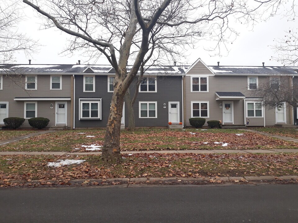 Cedar Hill Townhouses in Hilton, NY - Foto de edificio