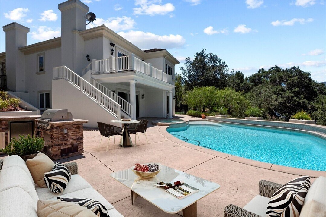238 Lake Sherwood Dr in Lake Sherwood, CA - Building Photo
