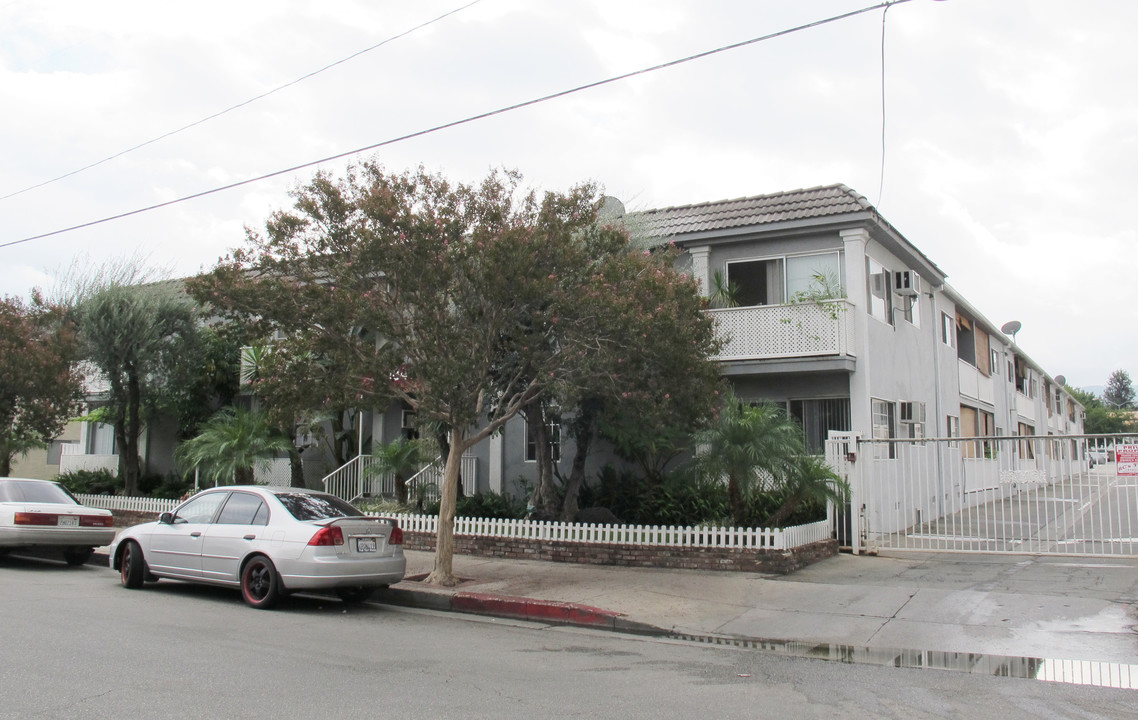 18312 Collins St in Tarzana, CA - Building Photo