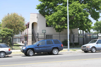 732-743 E 108th St in Los Angeles, CA - Building Photo - Building Photo