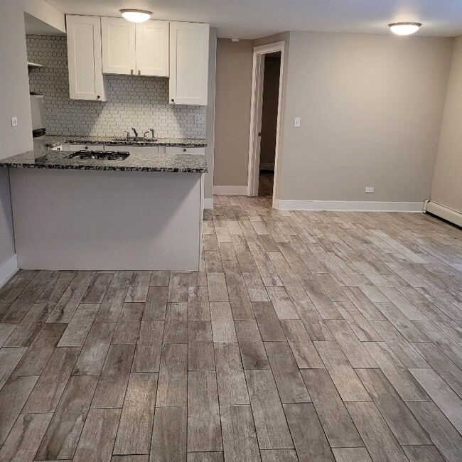 5852 W Irving Park Rd in Chicago, IL - Building Photo - Building Photo