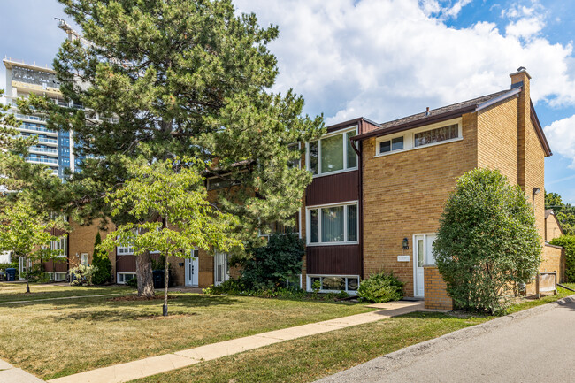 110-120 Southill Dr in Toronto, ON - Building Photo - Building Photo