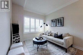 2-202 Clairtrell Rd in Toronto, ON - Building Photo - Building Photo