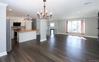 335 Gillette St in Dix Hills, NY - Building Photo