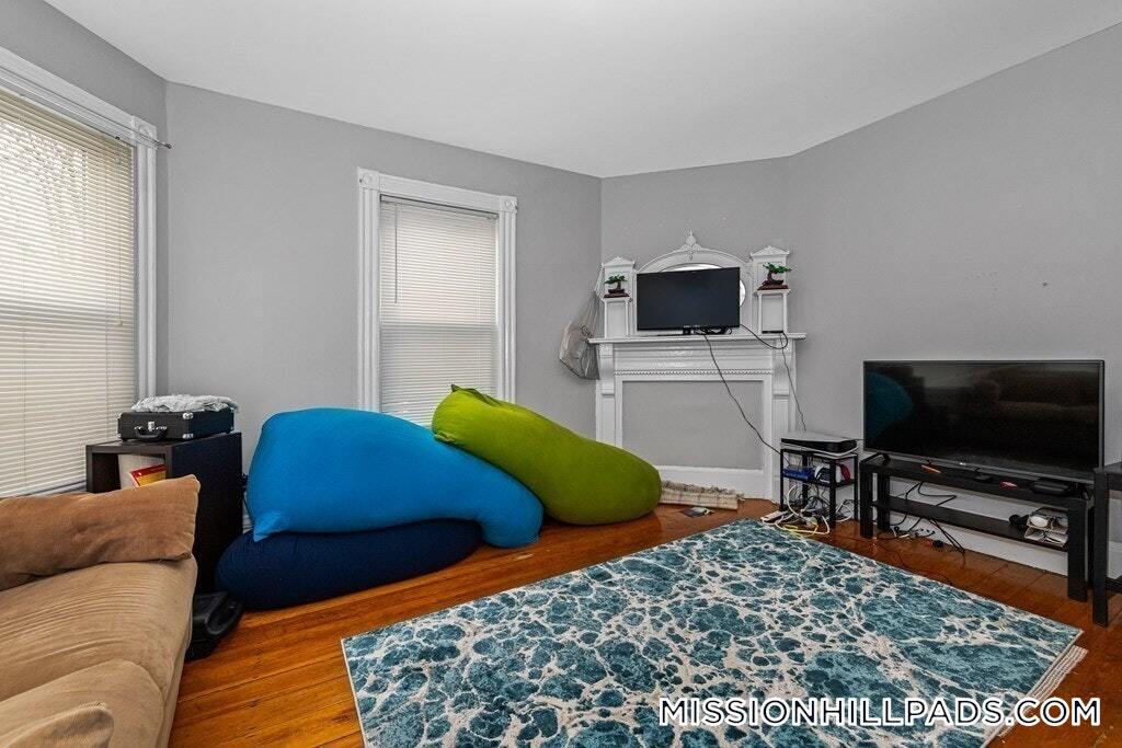 44 Hillside St in Boston, MA - Building Photo