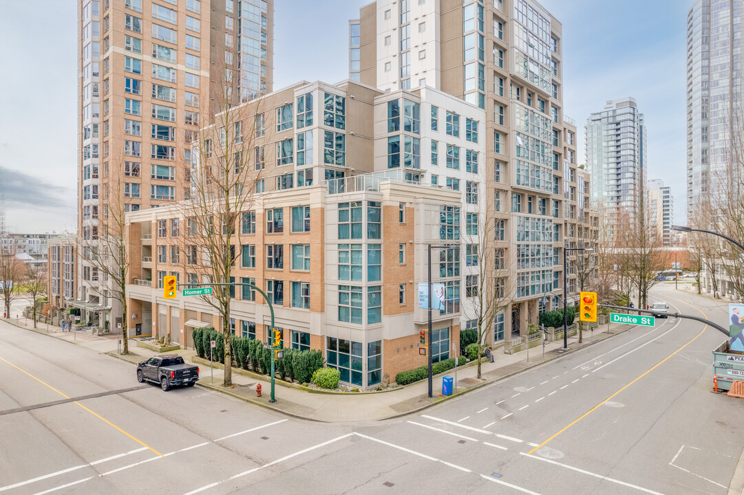 Governor's Villa in Vancouver, BC - Building Photo