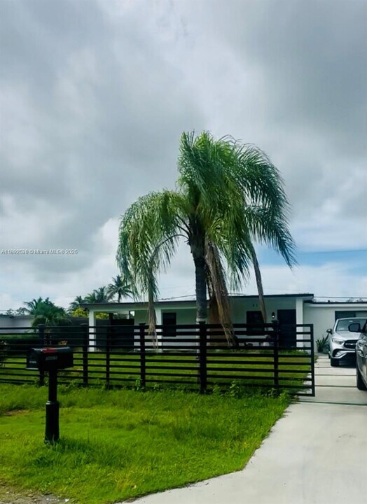 14970 Leisure Dr in Homestead, FL - Building Photo