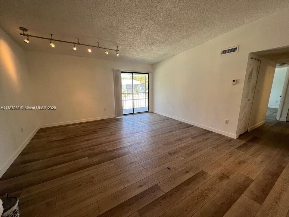 9715 Hammocks Blvd in Miami, FL - Building Photo