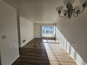 1663 NE Vine St in Roseburg, OR - Building Photo - Building Photo