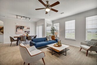 Avenues at Creekside in New Braunfels, TX - Building Photo - Building Photo