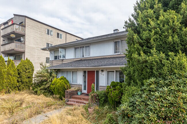 2612 Lonsdale Ave in North Vancouver, BC - Building Photo - Building Photo