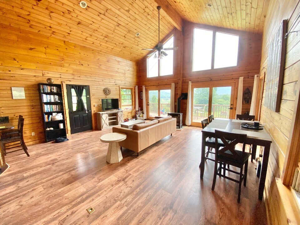 7 Cobble Dr in Hinesburg, VT - Building Photo