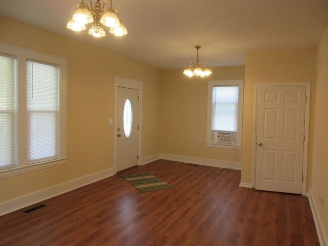 702 28th St in Vienna, WV - Foto de edificio - Building Photo