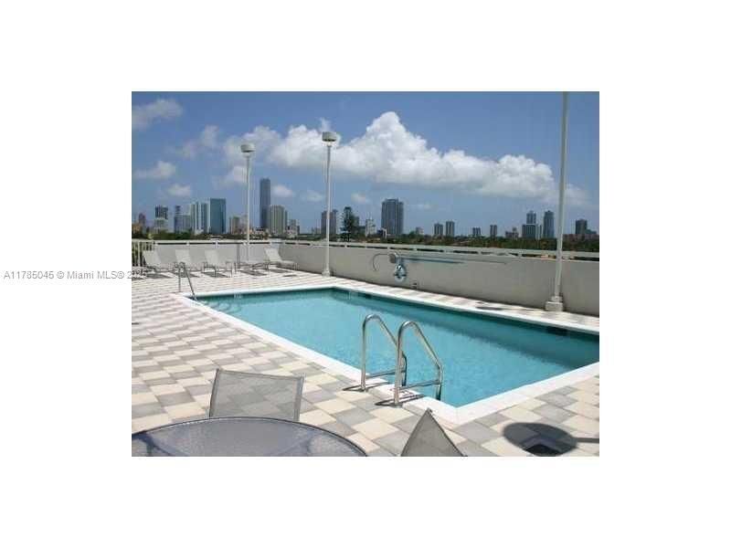 900 SW 8th St in Miami, FL - Building Photo