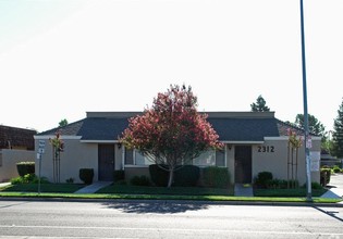 Oak Knoll Apartments in Fresno, CA - Building Photo - Building Photo