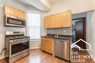 2732 W Chicago Ave, Unit 2F in Chicago, IL - Foto de edificio - Building Photo