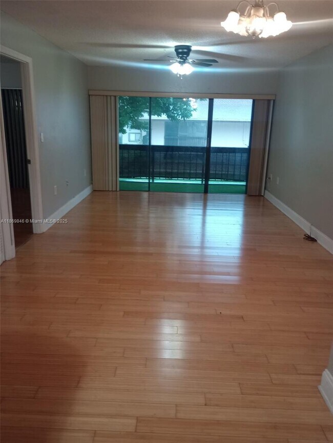 5775 Washington St in Hollywood, FL - Building Photo - Building Photo
