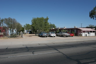 132 W Irvington Rd in Tucson, AZ - Building Photo - Building Photo