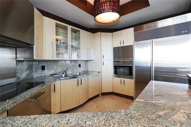 100 S Pointe Dr, Unit 601 in Miami Beach, FL - Building Photo - Building Photo