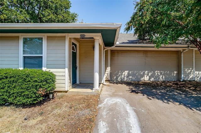 208 N Val Verde in Keene, TX - Building Photo - Building Photo