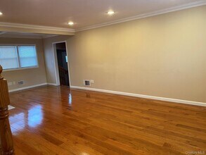 25 Woodhollow Rd in Albertson, NY - Building Photo - Building Photo