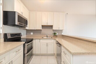 646 Corbett Ave, Unit 305 in San Francisco, CA - Building Photo - Building Photo