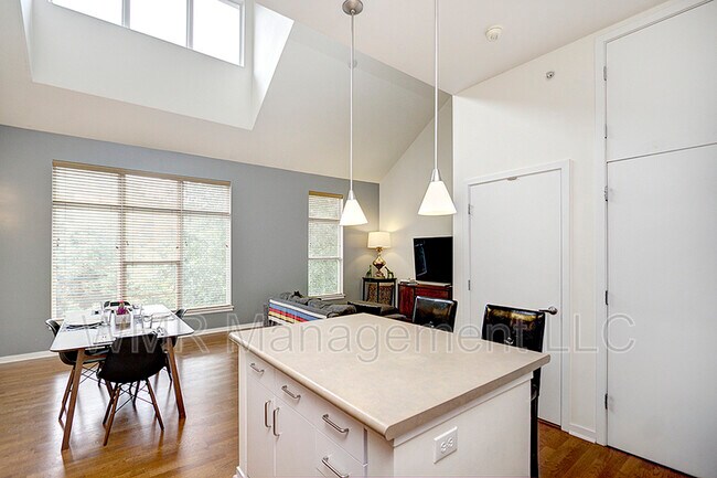 2125 Southend Dr in Charlotte, NC - Building Photo - Building Photo