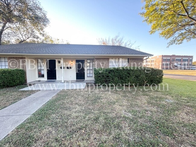 509 W Denton St in Ennis, TX - Building Photo - Building Photo