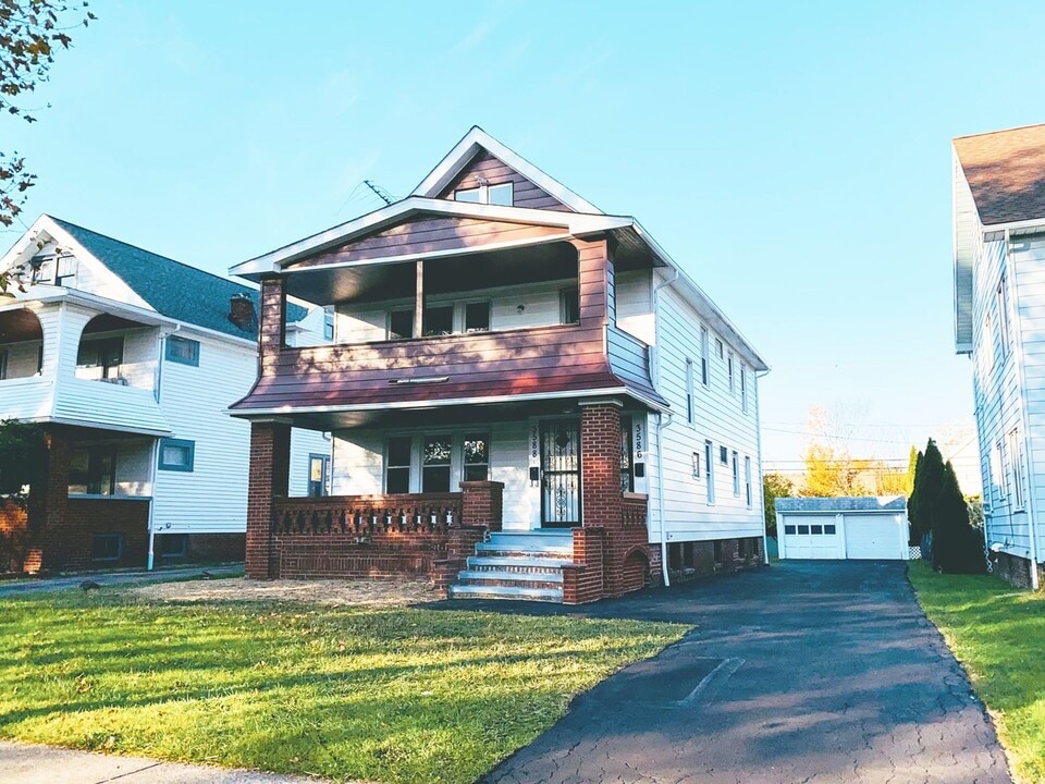 3586 Chelton Rd in Shaker Heights, OH - Building Photo